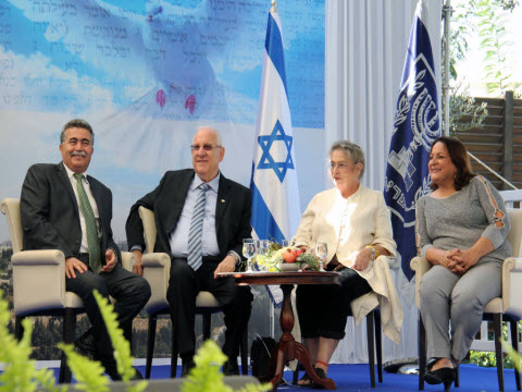 מארחים בסוכה [צילום: איציק אדרי / דבי