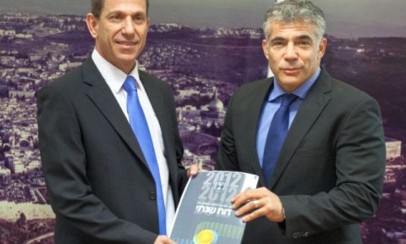 האוזר מגיש הדוח לשר לפיד [צילום: פלאש 90]