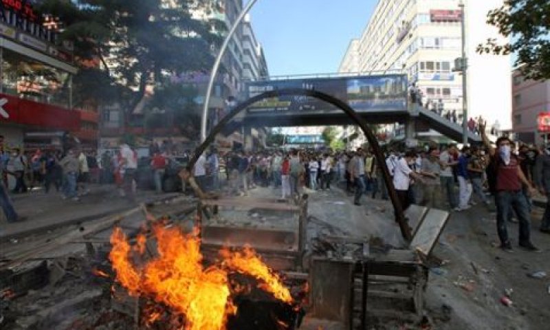 מפגינים פוזרו בגז מדמיע [צילום: AP]