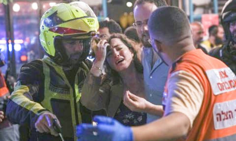 זירת הפיגוע בדיזנגוף [צילום: אריאל שליט/AP]