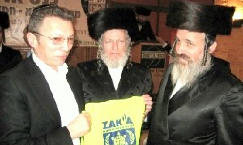 מימין לשמאל: דודי זילברשלג ויהודה משי זהב (בבגדי שבת) והמתנדב הטרי ארקדי גאידמק [צילום: מד"צ זק"א]