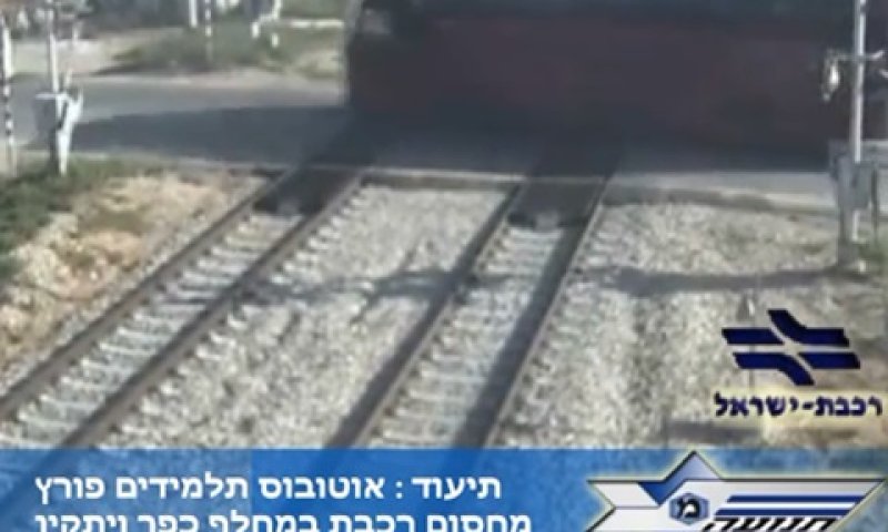 האוטובוס פורץ את המחסום [צילום: משטרת התנועה]