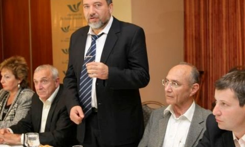 אביגדור ליברמן בפתח ישיבת הסיעה [צילום: פלאש 90]