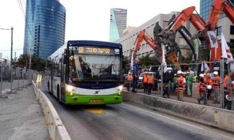 קו 68 צולח את הכביש [צילום: ישראל סאן]