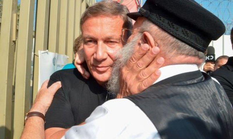 נוחי דנקנר בכניסה לכלא [צילום: פלאש 90]