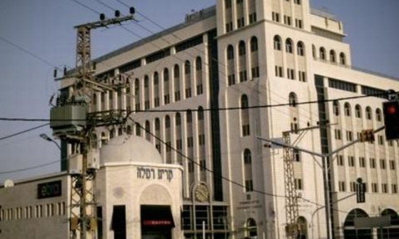 קרית הממשלה ברמלה. הקב"ט שלף אקדח