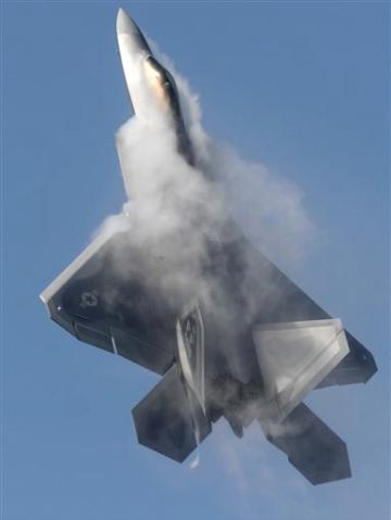 F-22-A Raptor עובר דרך ענן ונראה כמו עולה באש