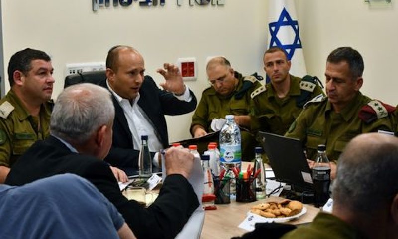 שר הביטחון בנט עם צמרת צה"ל [צילום: אריאל חרמוני]