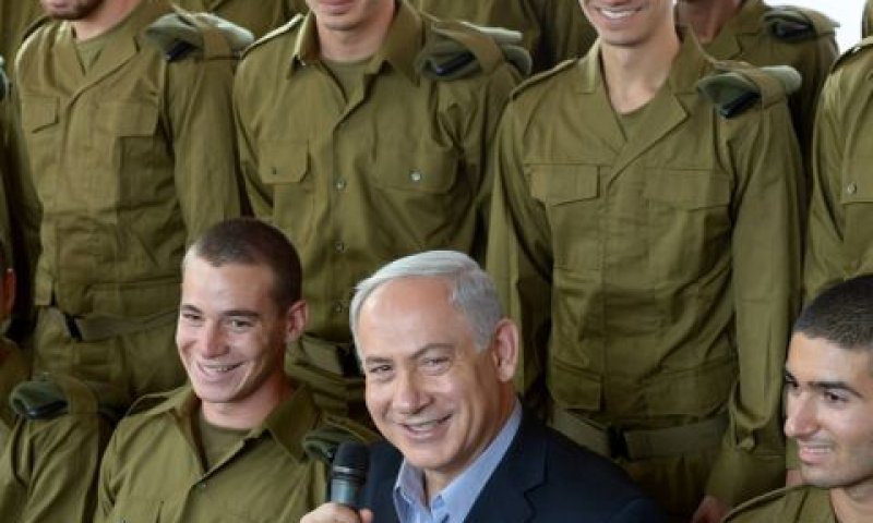 נתניהו עם מתגייסים [צילום ארכיון: פלאש 90]