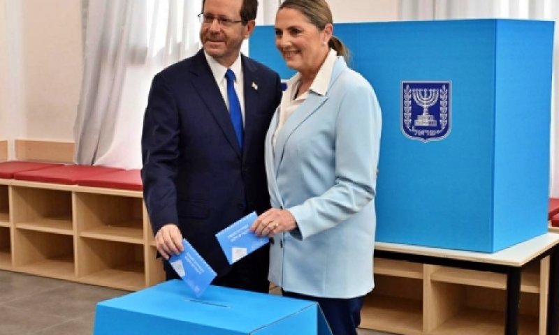 הנשיא הרצוג ורעייתו, הבוקר [צילום: חיים צח, לע"מ]