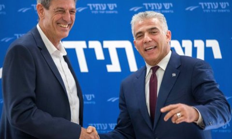 יאיר לפיד ורם בן ברק [צילום: יונתן זינדל/פלאש 90]