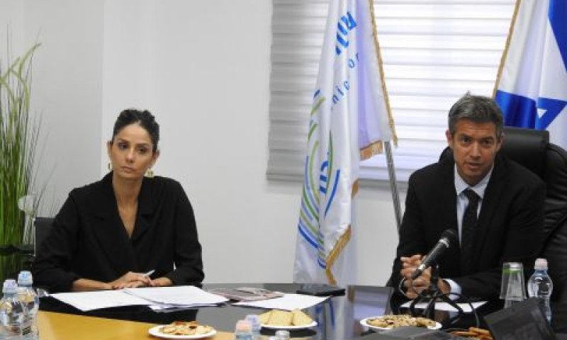 השר יועז הנדל והמנכ"ל לירן אבישר בן-חורין [צילום: דוברות משרד התקשורת]