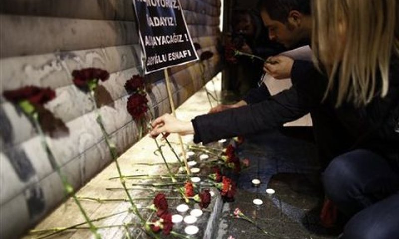 נרות זיכרון במקום הרצח [צילום: אמרה גורל/AP]