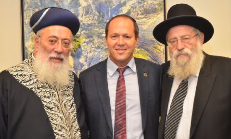 ראש עיריית ירושלים בתווך בין הרבנים [צילום: ג'קי לוי]
