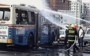 האוטובוס נשרף בגלל הפיצוץ