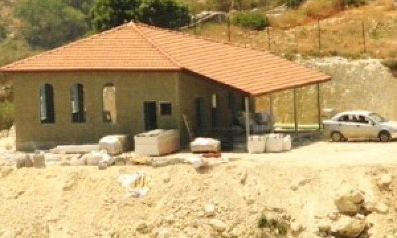 מבנה המריבה במאחז אל מתן [צילום: יש דין]