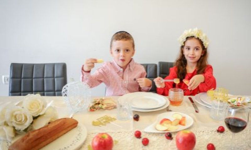 תפוח בדבש בראש השנה [צילום: מנדי הכטמן/פלאש 90]