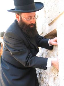 [רב הכותל, שמואל רבינוביץ, אוסף פתקים מהכותל]