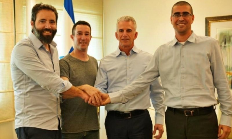 הממונה על השכר וראש המוסד בחתימה על ההסכם [צילום: דוברות משרד האוצר]
