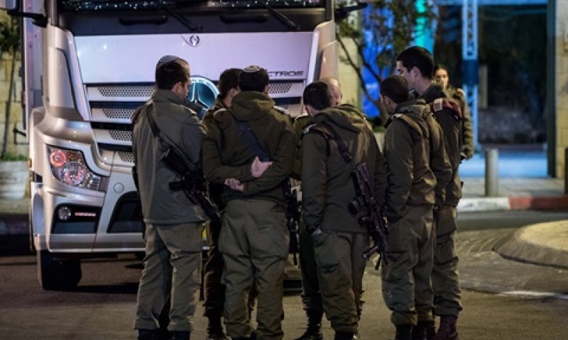 זירת הפיגוע בירושלים, הלילה [צילום: יונתן זינדל, פלאש 90]