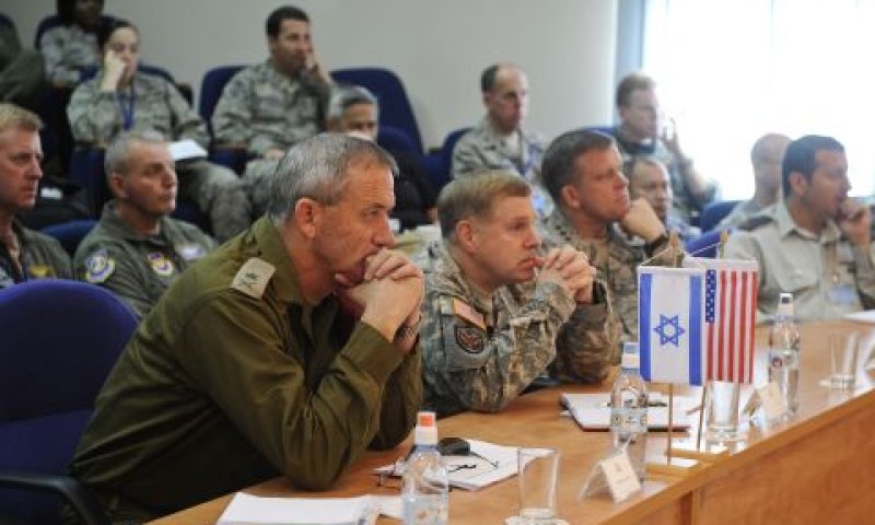 סגן הרמטכ"ל, האלוף בני גנץ, לצד קצינים בצבא ארה"ב [צילום: דובר צה&acute;&acute;ל]