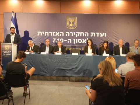 סמל המדינה על שולחן הוועדה [ועדת החקירה האזרחית]