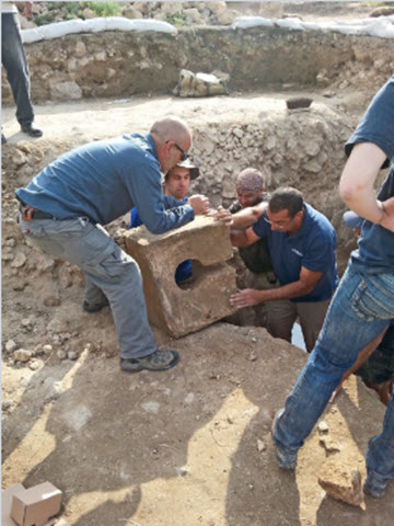בית הכיסא בעת חשיפתו. [צילום: איגור קריימרמן]