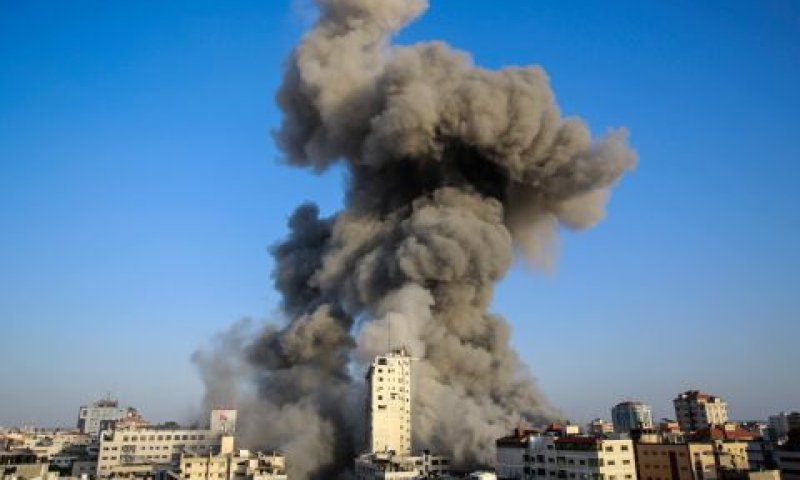 הצדקת ההפצצה: הימצאות אמצעים צבאיים של חמאס במבנה [צילום: עטיה מוחמד, פלאש 90]