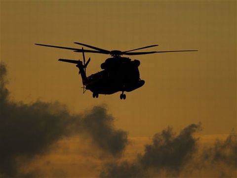 מסוק צה"לי מביא את גלעד שליט ומשפחתו חזרה הביתה למצפה הילה [צילום: AP]