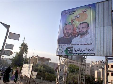 תמונות המשוחררים תלויות ברשות הפלשתינית [צילום: AP]