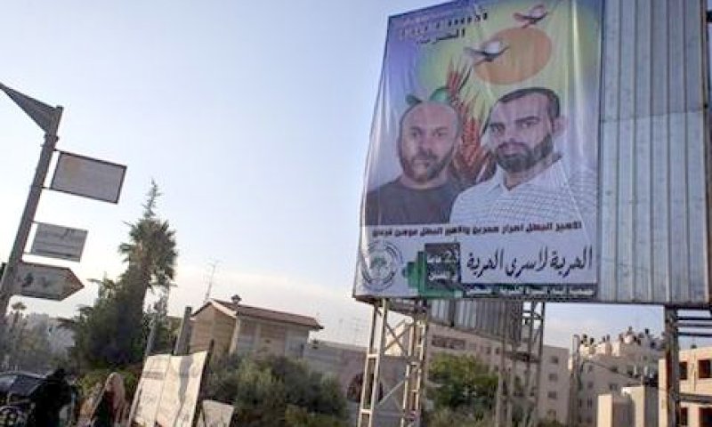 קבלת פנים לאסירים ששוחררו [צילום: AP]