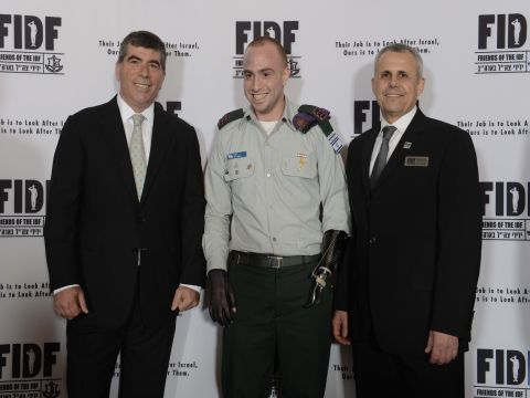 מימין לשמאל: סרן זיו שילון, האלוף (במיל.) יצחק (ג'רי) גרשון, הרמטכ"ל לשעבר, רב אלוף (במיל.) גבי אשכנזי [צילום: שחר עזרן]