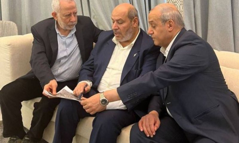 ראש צוות המו"מ של חמאס חליל אל-חיה (באמצע), סגן מנהיג הג'יהאד האיסלאמי מוחמד אל-הינדי (משמאל) וסגן מנהיג החזית העממית ג'מיל מיזהר [צילום: התקשורת הפלשתינית]