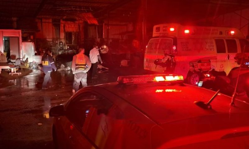 מושב עדנים, העובד נהרג בסככה [צילום: תיעוד מבצעי מד"א]
