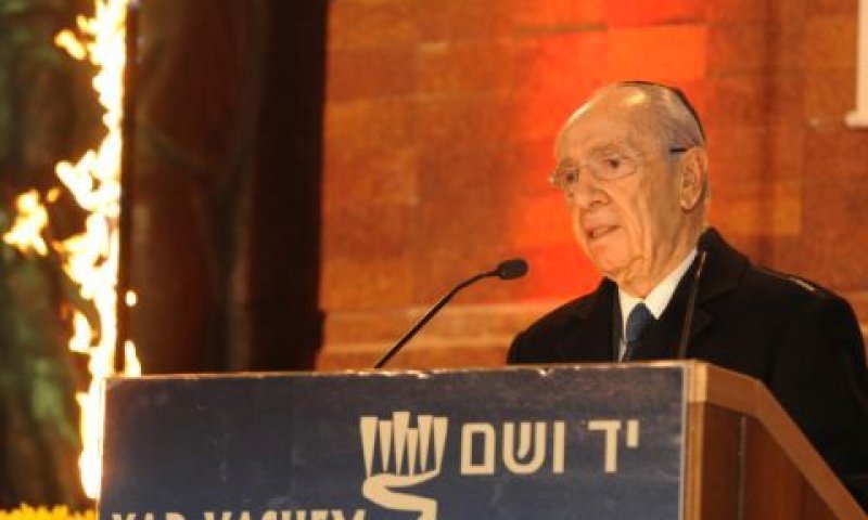 נשיא המדינה, שמעון פרס, בעצרת הממלכתית ב"יד ושם" [צילום: פלאש 90]