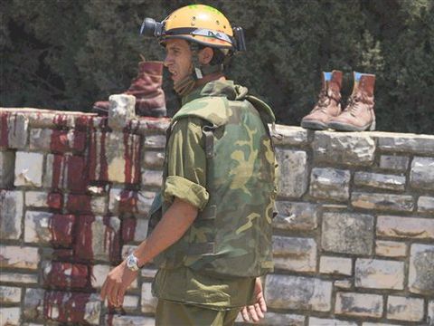 שרידי ההתקפה בכפר גלעדי [צילום: AP]