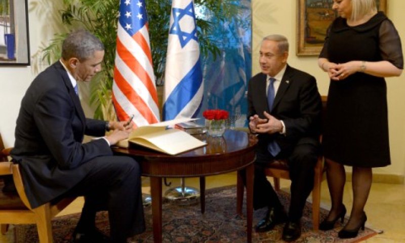אובמה חותם על ספר האורחים [צילום: פלאש 90]