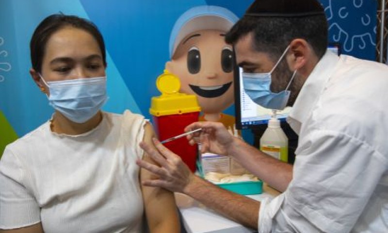 חיסון נגד קורונה בישראל [צילום: אוליביה פיטוסי/פלאש 90]