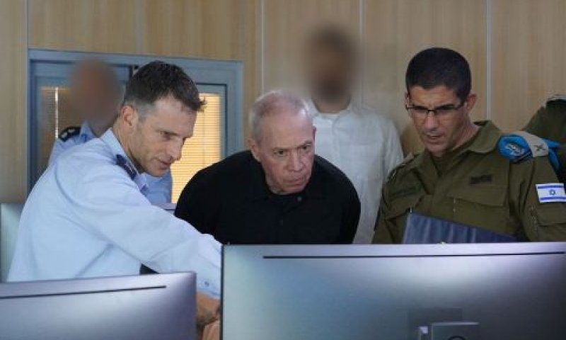 גלנט עם אלוף תומר בר [צילום: אריאל חרמוני, משרד הביטחון]