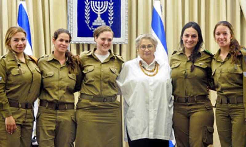 נחמה ריבלין עם חיילות. למצולמות אין קשר לידיעה [צילום ארכיון: תומר רייכמן/לע"מ]