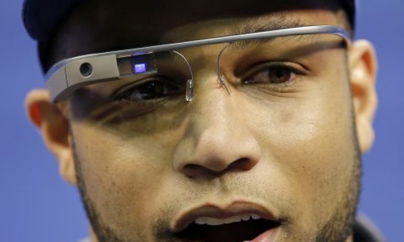 כולם מוציאים משקפיים ורק הם מתעכבים. Google Glass [צילום אילוסטרציה: AP]