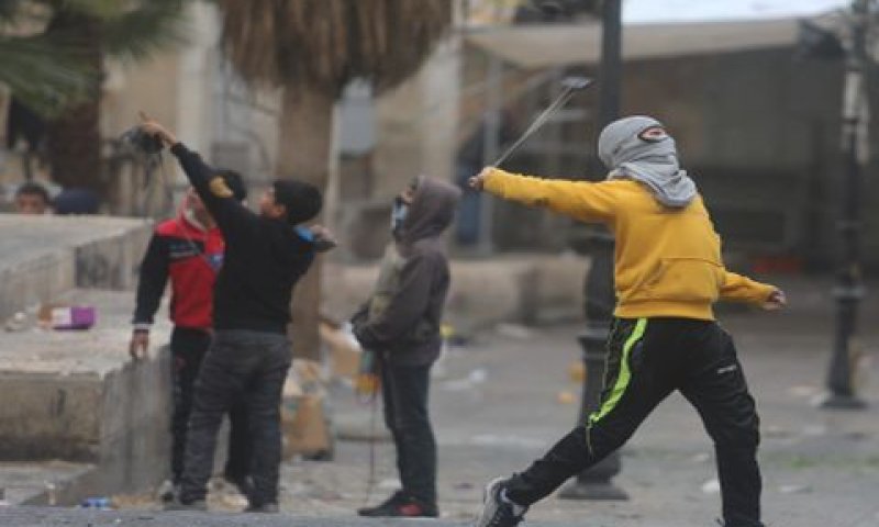 ידויי אבנים בחברון. הסתה לפיגועים [צילום: פלאש 90]