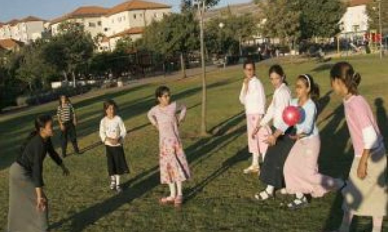 ילדות דתיות. לא משחקות בכדור בשבת [צילום: פלאש 90]