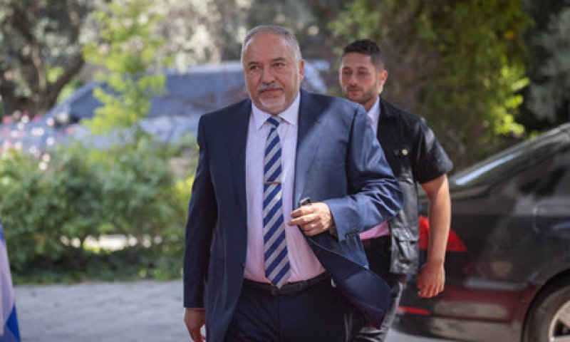 ליברמן. רכב שרד צמוד לכל השבוע [צילום: יונתן זינדל/פלאש 90]