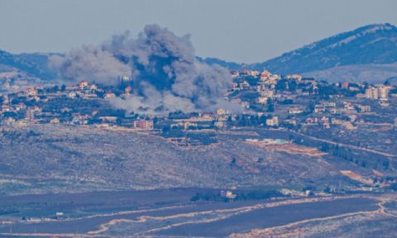 תמרות עשן בדרום לבנון [צילום: אייל מרגולין/פלאש 90]