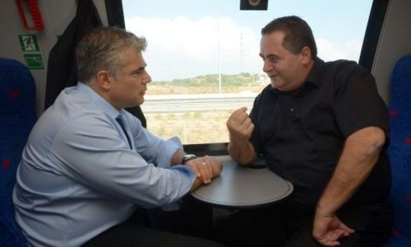 כ"ץ ולפיד. נוסעים באותה ממשלה [צילום: אבי רוקח]
