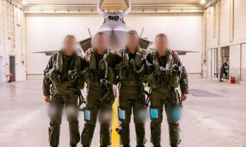 טייסי מטוס האדיר שהשתתפו במבצע [צילום: דובר צה''ל]