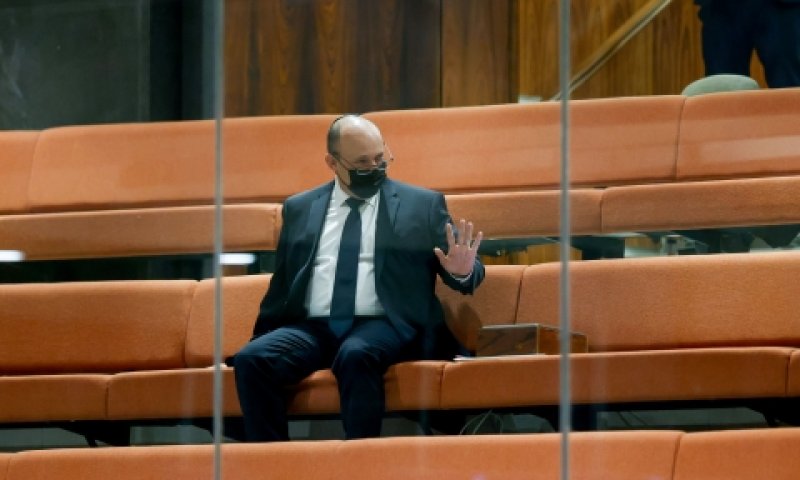 ראש הממשלה בנט ביציע הציבור בעת שהיה בבידוד [צילום: אוליביה פיטוסי, פלאש 90]