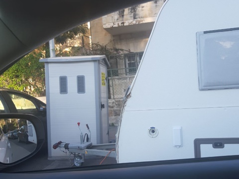 מתקן שהוצב על המדרכה מול בית הנשיא