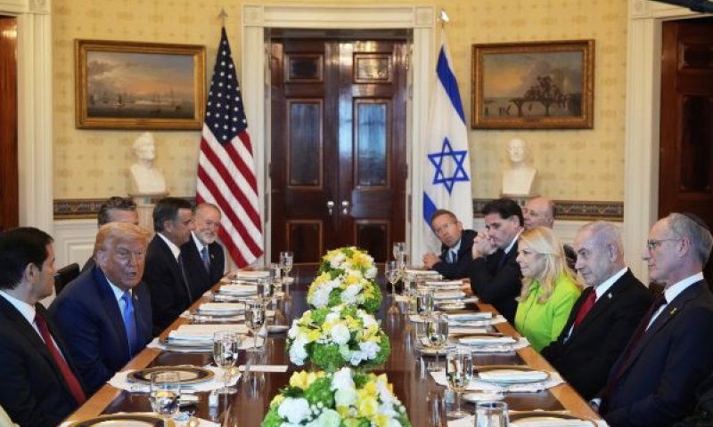 טראמפ ונתניהו בתחילת ארוחת הערב [צילום: אלכס ברנדון, AP]